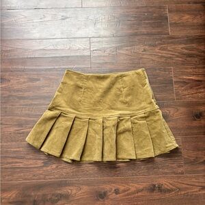pleated green corduroy skirt
built in shorts
never worn